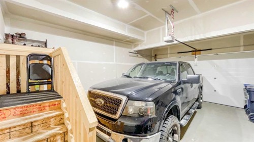 291 Northlander Bend West, Lethbridge, AB - Indoor Photo Showing Garage