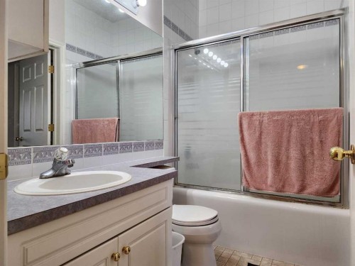 102-6 Skyline Crescent, Claresholm, AB - Indoor Photo Showing Bathroom