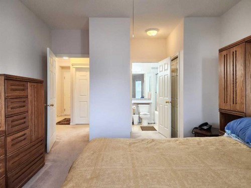 102-6 Skyline Crescent, Claresholm, AB - Indoor Photo Showing Bedroom