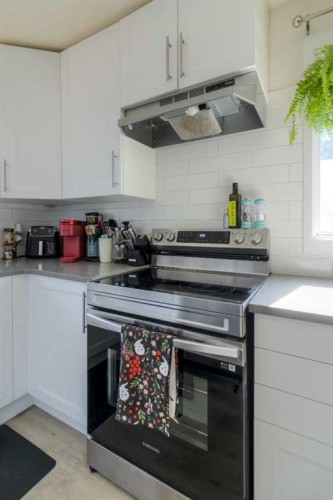 830 9 Street North, Lethbridge, AB - Indoor Photo Showing Kitchen