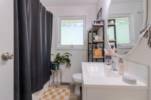 830 9 Street North, Lethbridge, AB - Indoor Photo Showing Bathroom