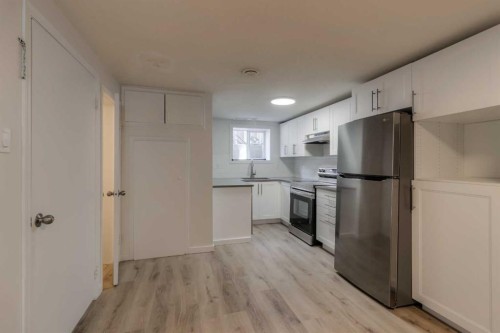 830 9 Street North, Lethbridge, AB - Indoor Photo Showing Kitchen