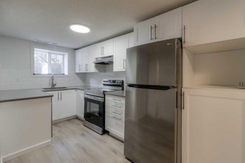830 9 Street North, Lethbridge, AB - Indoor Photo Showing Kitchen
