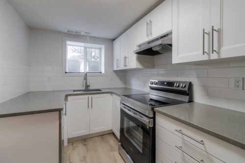 830 9 Street North, Lethbridge, AB - Indoor Photo Showing Kitchen