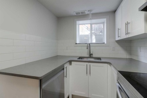 830 9 Street North, Lethbridge, AB - Indoor Photo Showing Kitchen