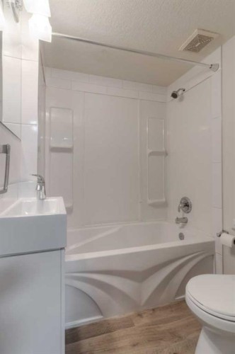 830 9 Street North, Lethbridge, AB - Indoor Photo Showing Bathroom