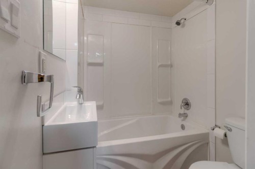 830 9 Street North, Lethbridge, AB - Indoor Photo Showing Bathroom
