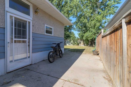 830 9 Street North, Lethbridge, AB - Outdoor With Exterior