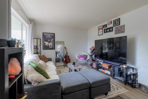 830 9 Street North, Lethbridge, AB - Indoor Photo Showing Living Room