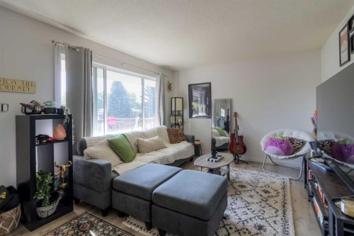830 9 Street North, Lethbridge, AB - Indoor Photo Showing Living Room