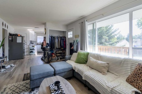 830 9 Street North, Lethbridge, AB - Indoor Photo Showing Living Room