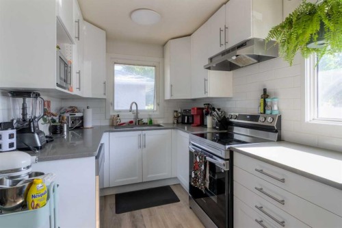 830 9 Street North, Lethbridge, AB - Indoor Photo Showing Kitchen