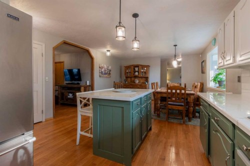 63009 Rr 210, Raymond, AB - Indoor Photo Showing Kitchen