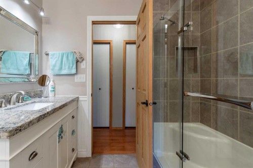 63009 Rr 210, Raymond, AB - Indoor Photo Showing Bathroom