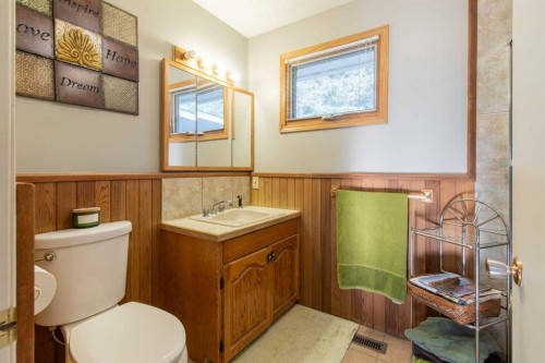 63009 Rr 210, Raymond, AB - Indoor Photo Showing Bathroom