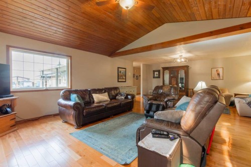 63009 Rr 210, Raymond, AB - Indoor Photo Showing Living Room
