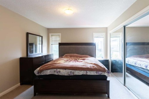 27 Fairmont Road South, Lethbridge, AB - Indoor Photo Showing Bedroom