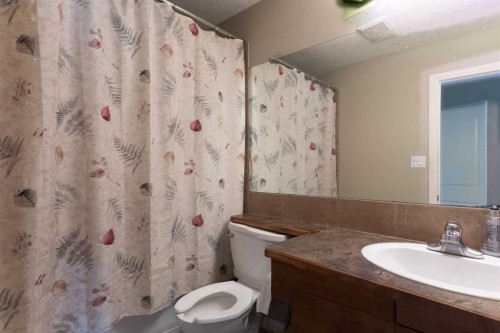 27 Fairmont Road South, Lethbridge, AB - Indoor Photo Showing Bathroom