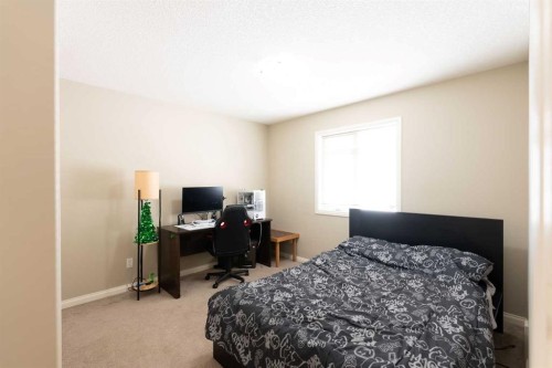 27 Fairmont Road South, Lethbridge, AB - Indoor Photo Showing Bedroom