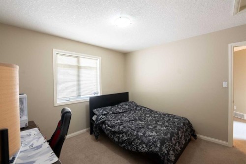 27 Fairmont Road South, Lethbridge, AB - Indoor Photo Showing Bedroom