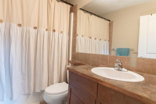 27 Fairmont Road South, Lethbridge, AB - Indoor Photo Showing Bathroom