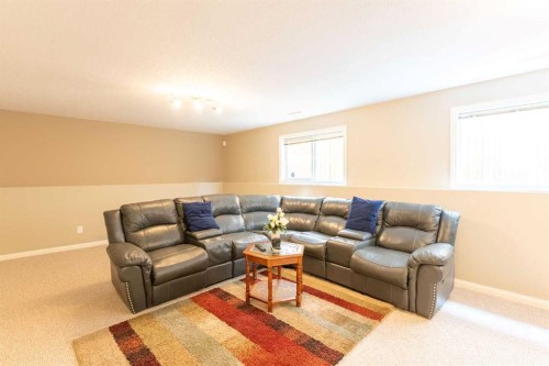 27 Fairmont Road South, Lethbridge, AB - Indoor Photo Showing Living Room