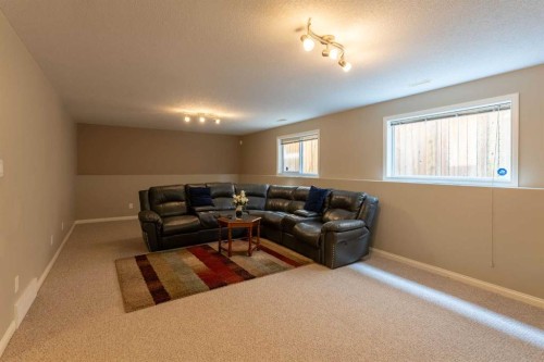 27 Fairmont Road South, Lethbridge, AB - Indoor Photo Showing Living Room