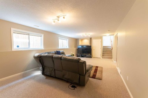 27 Fairmont Road South, Lethbridge, AB - Indoor Photo Showing Living Room