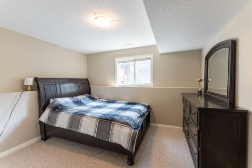 27 Fairmont Road South, Lethbridge, AB - Indoor Photo Showing Bedroom