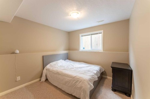 27 Fairmont Road South, Lethbridge, AB - Indoor Photo Showing Bedroom