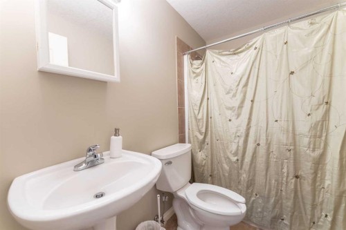 27 Fairmont Road South, Lethbridge, AB - Indoor Photo Showing Bathroom
