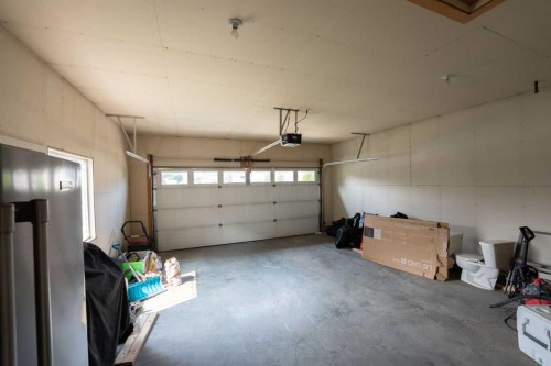 27 Fairmont Road South, Lethbridge, AB - Indoor Photo Showing Garage