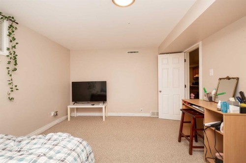 1124 28A Street South, Lethbridge, AB - Indoor Photo Showing Bedroom