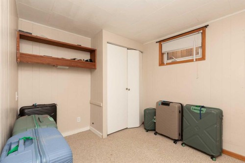 1124 28A Street South, Lethbridge, AB - Indoor Photo Showing Bedroom