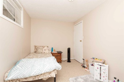 1124 28A Street South, Lethbridge, AB - Indoor Photo Showing Bedroom