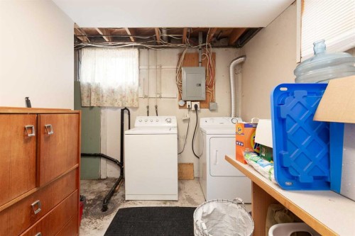 1124 28A Street South, Lethbridge, AB - Indoor Photo Showing Laundry Room