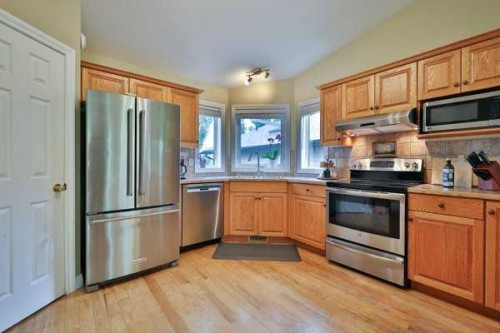 135 Riverbrook Close West, Lethbridge, AB - Indoor Photo Showing Kitchen