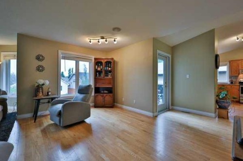 135 Riverbrook Close West, Lethbridge, AB - Indoor Photo Showing Living Room