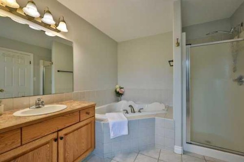 135 Riverbrook Close West, Lethbridge, AB - Indoor Photo Showing Bathroom