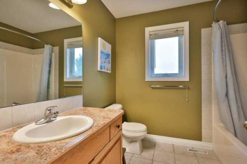 135 Riverbrook Close West, Lethbridge, AB - Indoor Photo Showing Bathroom