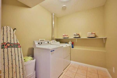 135 Riverbrook Close West, Lethbridge, AB - Indoor Photo Showing Laundry Room