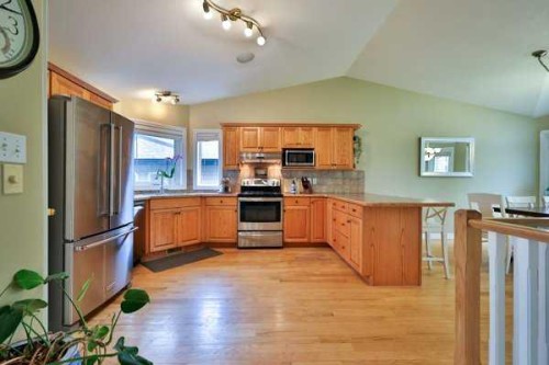 135 Riverbrook Close West, Lethbridge, AB - Indoor Photo Showing Kitchen