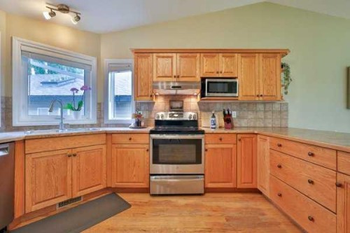 135 Riverbrook Close West, Lethbridge, AB - Indoor Photo Showing Kitchen