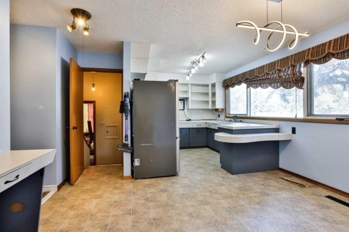 2719 6 Avenue North, Lethbridge, AB - Indoor Photo Showing Kitchen