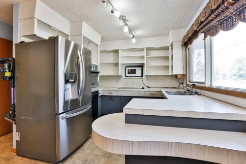 2719 6 Avenue North, Lethbridge, AB - Indoor Photo Showing Kitchen With Double Sink