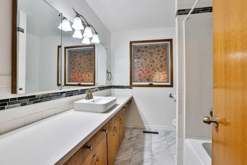 2719 6 Avenue North, Lethbridge, AB - Indoor Photo Showing Bathroom