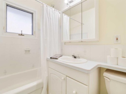 2110 19 Avenue South, Lethbridge, AB - Indoor Photo Showing Bathroom
