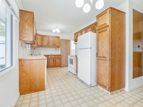 2110 19 Avenue South, Lethbridge, AB - Indoor Photo Showing Kitchen