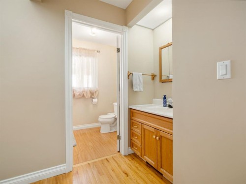 510 3 Street West, Cardston, AB - Indoor Photo Showing Bathroom