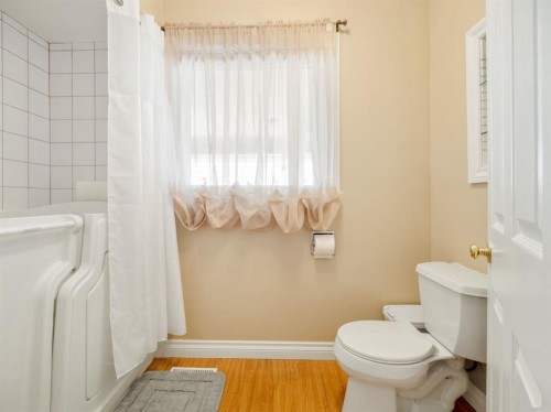 510 3 Street West, Cardston, AB - Indoor Photo Showing Bathroom